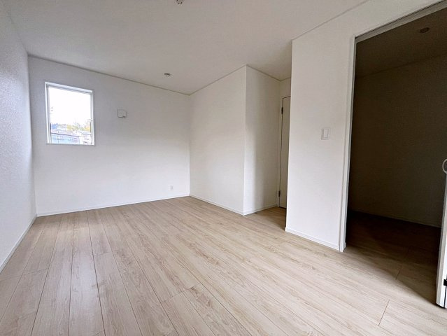 新築戸建・新築建売　二本松市郭内第5　二本松北小・二本松第一中の洋室|8帖の洋室は落ち着きのある空間で自分だけのプライベートな時間をお過ごしください！
