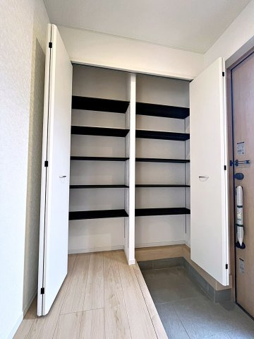 新築戸建・新築建売　二本松市郭内第5　二本松北小・二本松第一中の収納|大容量のシューズボックスがあり収納豊富な玄関スペース。玄関ドアから日差しが入り明るいです！