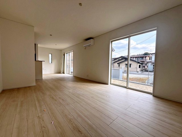 新築戸建・新築建売　二本松市郭内第5　二本松北小・二本松第一中の居間・リビング|太陽の日差しが気持ちの良いリビングは広々としているので家具を設置してもゆとりがあります！