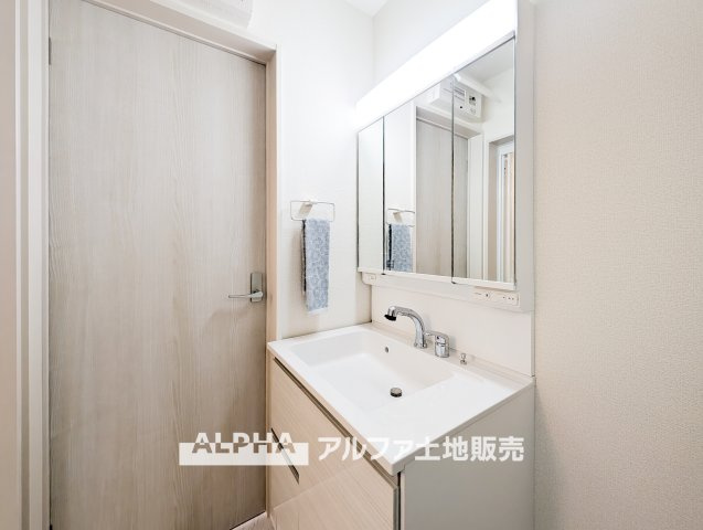 昭島市中神町2丁目  新築戸建のランドリースペース|【Laundry space】
◆ランドリースペース◆広々した空間で雨の日でも十分に洗濯物を乾かすことが出来ます。バスルームには浴室換気乾燥機も付いているので重宝しますね。