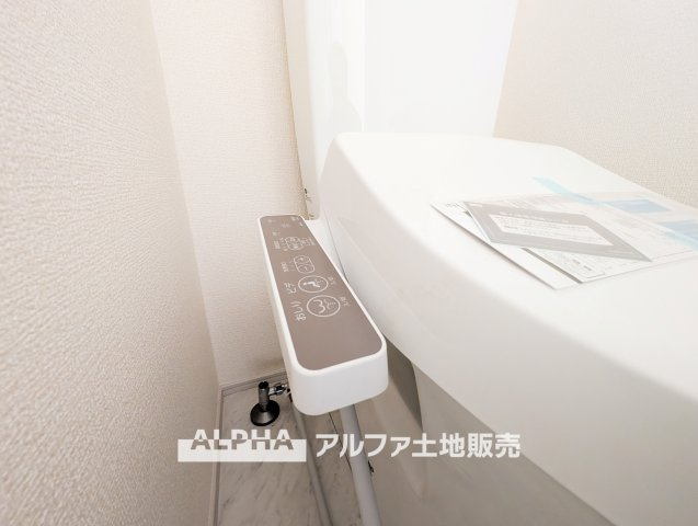 昭島市中神町2丁目  新築戸建のトイレ|【Warm water flush toilet】
◆温水洗浄便座付きトイレ◆お掃除も楽々。快適に過ごすためには今や欠かせない設備の一つです。壁掛けリモコンで使いやすくいつでも清潔に保てます。
