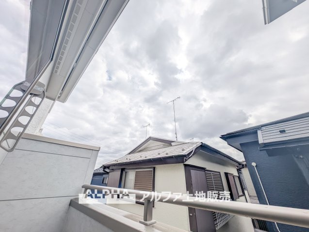 昭島市中神町2丁目  新築戸建のバルコニー|【Quiet Comfort】
◆静けさとともに◆
外の喧騒を忘れさせる落ち着きが、日々に余白を生む。ここでの時間が、自然と笑顔を増やしていく。