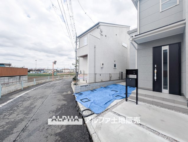 昭島市中神町2丁目  新築戸建の前面道路含む現地写真|【Calm Days】
◆穏やかな日常へ◆
やわらかな光に包まれた空間が、忙しさを静かにほどいていく。ここで重ねる時間が、暮らしの輪郭を少しずつ整えていく。