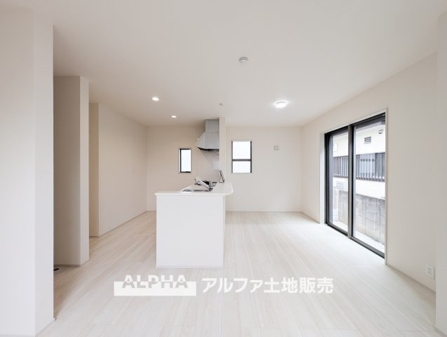 昭島市中神町2丁目  新築戸建の居間・リビング|【restful 】
◆日々の暮らしの中で◆少し照明を意識すると住空間がよくなり安らげる住まいへと変わって行く。ダウンライトの明かりと、広い空間で家族の暮らしが向上する。