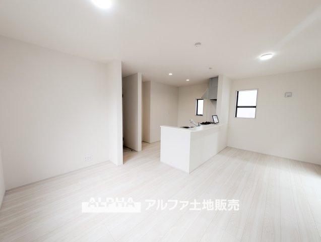 昭島市中神町2丁目  新築戸建の居間・リビング|【A home found by chance】
◆偶然見つけた物件で◆思わぬ空間を手に入れたい。愛を育み、人と出会い、新たな命に恵まれる。そんな未来を創造してぬくもりのある住空間を君と共有したい。