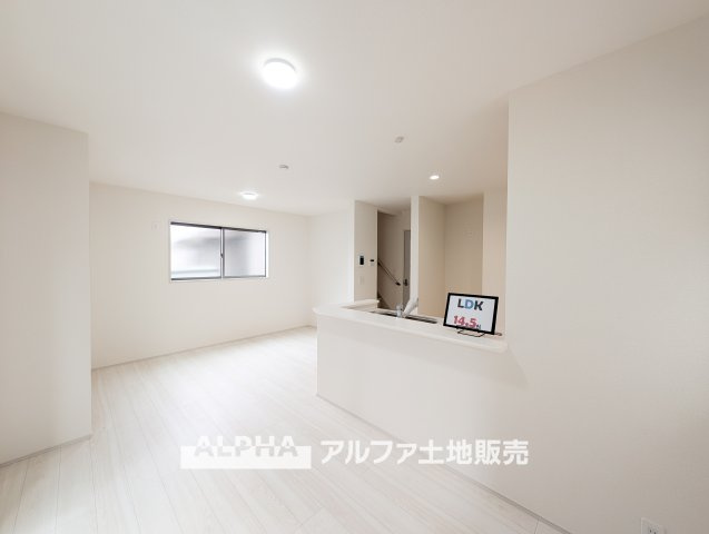 昭島市中神町2丁目  新築戸建の居間・リビング|【full space】
◆気軽に人を招ける◆ゆったりとした住空間に手のぬくもりを感じれるような温かい住まい。そんな環境で暮らしていくうちに僕たちも変わって行く。