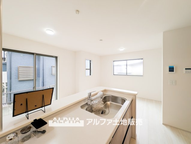 昭島市中神町2丁目  新築戸建のキッチン|【cozy living】
◆休日は◆仕事から切り離された家族の為だけの場所でゆっくりくつろぎたい。趣味や、習い事で休日を過ごすも楽しいが、結局はここが安らげる。