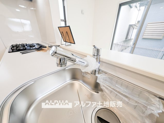 昭島市中神町2丁目  新築戸建のキッチン|【Water cleaner】
◆浄水器◆蛇口から流れ出すお水はクリーンでいつも楽しめます。また浄水器内臓シャワー混合栓なので場所取らずのスッキリとしたスタイルです。