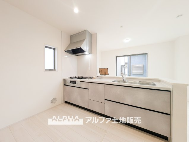 昭島市中神町2丁目  新築戸建のキッチン|【Life without end】
◆心地よさを求めて◆終わりのない暮らしづくりはキッチンから始まる。食事は暮らしの中でとても重要。お洒落なキッチンを使用すれば空間の居心地良さが変わる。