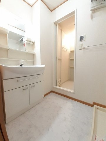 エテルノ　Ａの洗面所|ゆったりとスペースのある洗面所