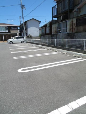 レヴェランスＢの駐車場|駐車場があるので、車を買う予定の方も安心です