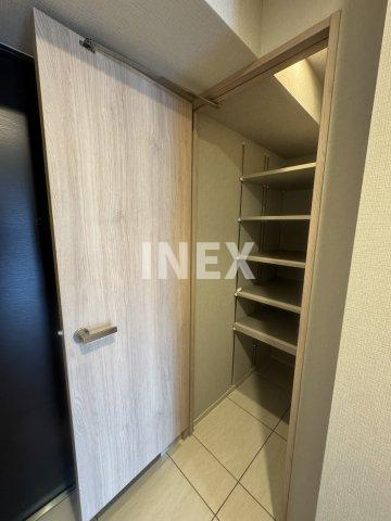横浜市中区末広町２丁目の賃貸マンションの玄関
