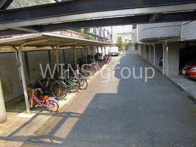 世田谷区桜３丁目の賃貸マンションのロビー|駐輪場は屋根付きです