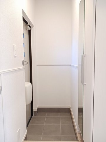 サニーハウスⅡの玄関|収納もある玄関です