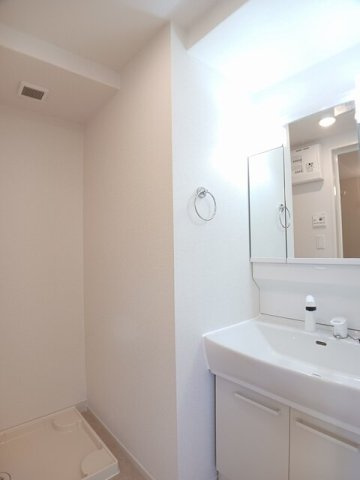 サニーハウスⅡの独立洗面台|ゆったりとスペースのある洗面所