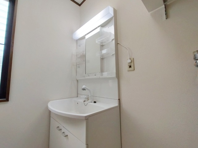 茅ヶ崎市浜之郷のテラスの洗面所|明るい洗面所です