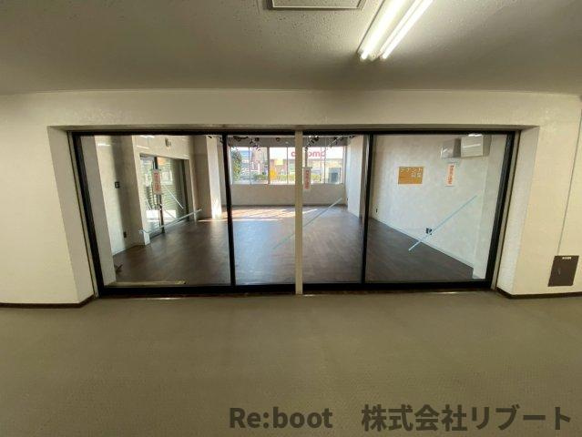 コープ野村本八幡の玄関