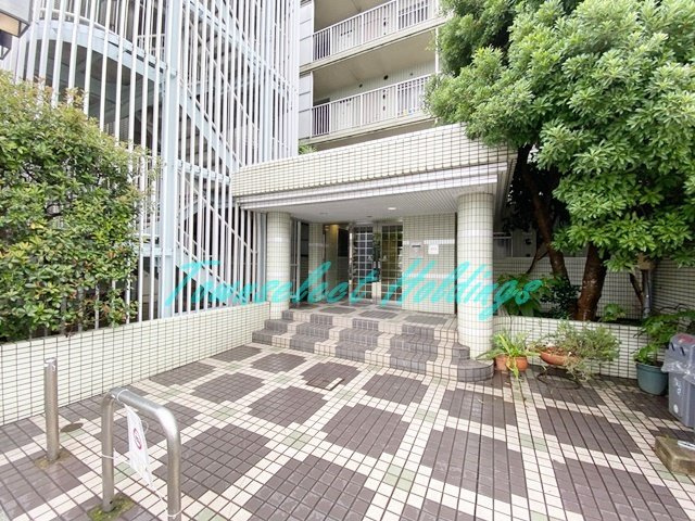 平塚市夕陽ケ丘の賃貸マンションのエントランス