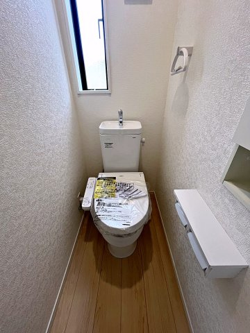 新築戸建・新築建売　二本松市郭内第5　二本松北小・二本松第一中のトイレ|白を基調としており小窓で換気ができるので清潔感のある空間。ペーパーホルダーが2つあるのも便利です！