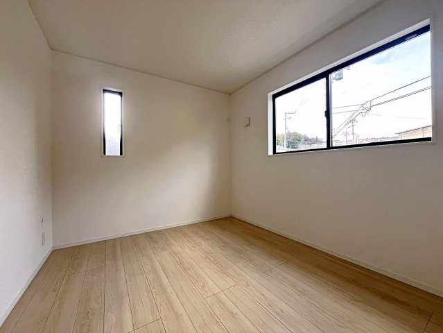 新築戸建・新築建売　二本松市郭内第5　二本松北小・二本松第一中の洋室|6帖の洋室は2面採光で北側の窓から一定した柔らかい光が入り、PC作業や読書などにも最適なお部屋です！