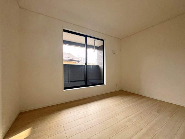 新築戸建・新築建売　二本松市郭内第5　二本松北小・二本松第一中の洋室|7帖の洋室はバルコニーに面しており大きな窓から日差しが入るので気持ちの良いプライベート空間です！