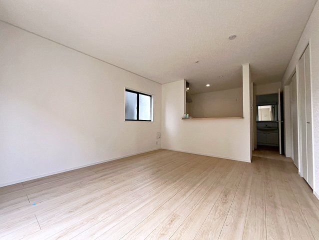 新築戸建・新築建売　二本松市郭内第5　二本松北小・二本松第一中の居間・リビング|【LDK15帖】南側の大きな窓から日差しが入り明るいリビングはご家族皆さんの憩いの場です！