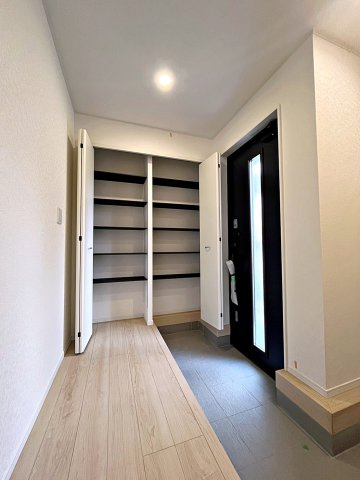新築戸建・新築建売　二本松市郭内第5　二本松北小・二本松第一中の玄関|大容量のシューズボックスがあり収納豊富な玄関スペース。玄関ドアから日差しが入り明るいです！