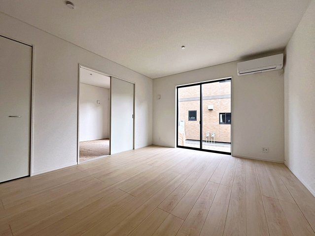 新築戸建・新築建売　二本松市郭内第5　二本松北小・二本松第一中の居間・リビング|太陽の日差しが気持ちの良いリビングは広々としているので家具を設置してもゆとりがあります！