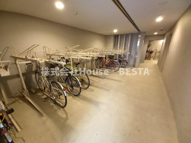 エスティ・ロアール神戸駅前の駐車場