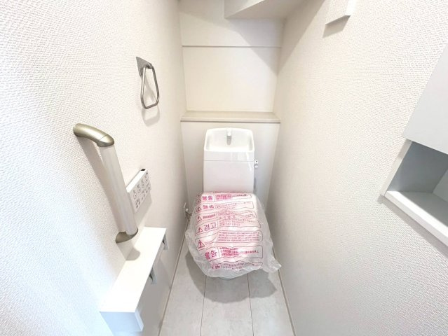 【商談中】ブルーミングガーデン　一宮市浅井町河田桜の里　全1区画分譲のトイレ|汚れが付きにくく落ちやすい表面加工と、掃除のしやすいフチレス形状便器の相乗効果でお手入れが楽々です。
節水型で家計にも優しい！温水洗浄便座で寒い冬も気持ちよくトイレ時間を過ごせます。