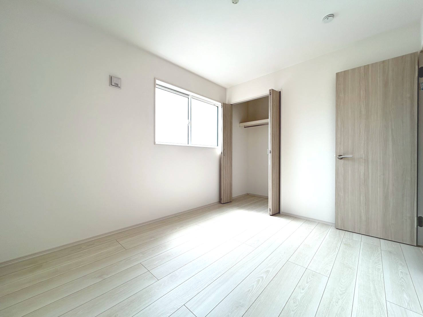 【商談中】ブルーミングガーデン　一宮市浅井町河田桜の里　全1区画分譲の洋室|全居室に【２４時間換気システム】を設置。家の中の空気をいつも新鮮に保ちます。カビの発生を抑えられます。
気密性に優れているため、部屋によっての温度差が小さく、家中どこでも快適に過ごせます。