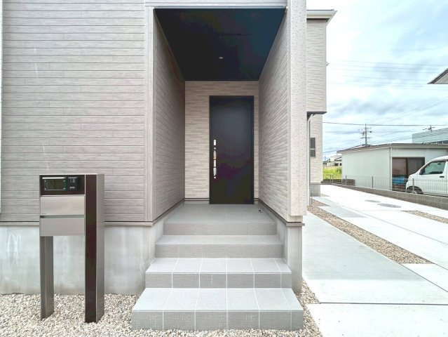 【商談中】ブルーミングガーデン　一宮市浅井町河田桜の里　全1区画分譲の玄関|専用のカードやスマートフォンで施解錠可能な玄関錠。快適さと防犯面に特化した、新世代の玄関ドアです。
鍵の毎回の開け閉めのイライラが減り、毎日の暮らしにゆとりが生まれます。