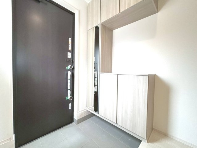 【商談中】ブルーミングガーデン　一宮市浅井町河田桜の里　全1区画分譲の玄関|大容量のシューズ収納付きで玄関周りもすっきり！玄関ドアからの光が玄関ホールを明るくしてくれます。