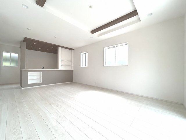 【商談中】ブルーミングガーデン　一宮市浅井町河田桜の里　全1区画分譲の居間・リビング|リビングには開放感のある【折上げ天井】を採用。最大2.6mの天井高で部屋をより広く明るく感じられます。
開放感と高級感を演出し、自然と家族みんなが集まる心地よい空間を作り出しています。