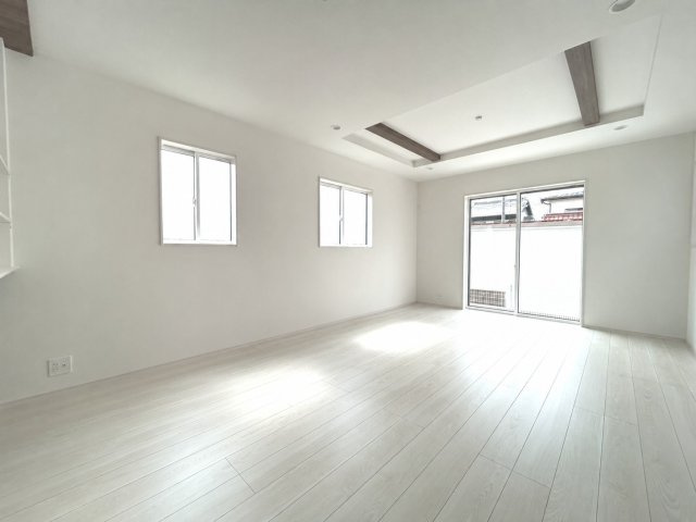 【商談中】ブルーミングガーデン　一宮市浅井町河田桜の里　全1区画分譲の居間・リビング|リビングには開放感のある【折上げ天井】を採用。最大2.6mの天井高で部屋をより広く明るく感じられます。
開放感と高級感を演出し、自然と家族みんなが集まる心地よい空間を作り出しています。