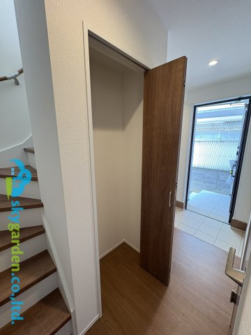 茅ヶ崎市松が丘2丁目　新築戸建　全3棟1号棟の内装|1階廊下の収納