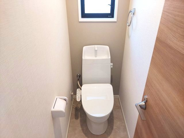 宝塚市南ひばりガ丘1丁目一戸建のトイレ|2階トイレ　温水洗浄便座付き