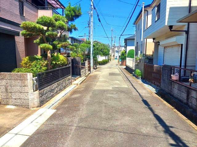 宝塚市南ひばりガ丘1丁目一戸建の前面道路含む現地写真