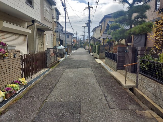 宝塚市南ひばりガ丘1丁目一戸建の前面道路含む現地写真