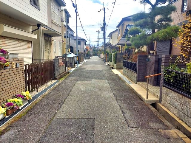 宝塚市南ひばりガ丘1丁目一戸建の前面道路含む現地写真
