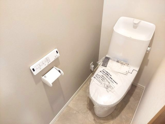 宝塚市南ひばりガ丘1丁目一戸建のトイレ|1階トイレ　温水洗浄便座付き