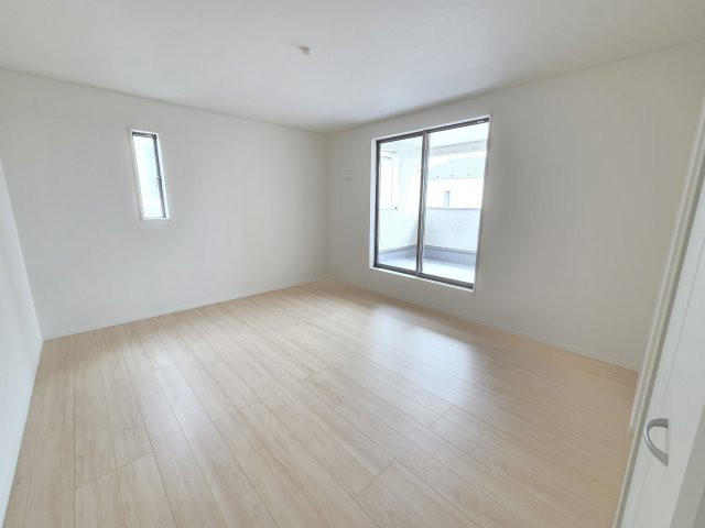新築　太田市新田大根町第2　クレイドルガーデン　1号棟　の洋室|現地写真　全室南向きで明るいお部屋、子供部屋は明るい方が良いですよね♪							
