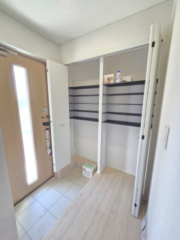 新築　太田市新田大根町第2　クレイドルガーデン　1号棟　の玄関|現地写真　３０足以上収納できる下駄箱、狭い玄関もスッキリ使用できます。							
