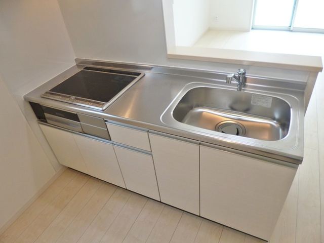 リブリ・ソフィア中央のキッチン|三口ＩＨコンロとグリルのついたシステムキッチンです！