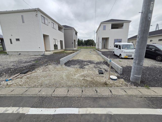 新築　太田市新田大根町第2　クレイドルガーデン　2号棟　の駐車場|現地写真　駐車スペースは縦列駐車ですが、3台分可能です！


