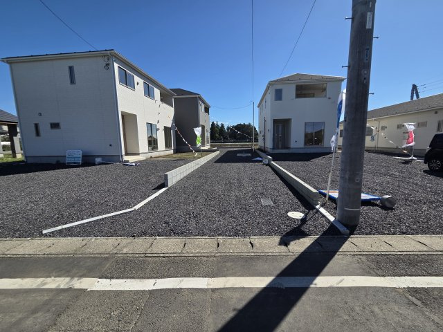 新築　太田市新田大根町第2　クレイドルガーデン　2号棟　の駐車場|現地写真　駐車スペースは縦列駐車ですが、3台分可能です！


