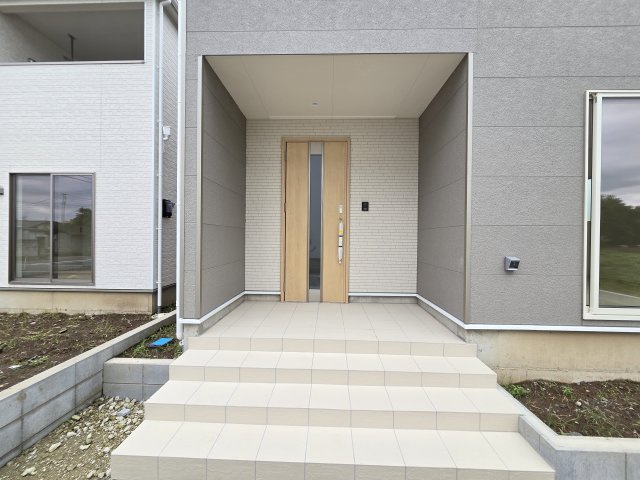 新築　太田市新田大根町第2　クレイドルガーデン　2号棟　の玄関|現地写真　TVモニター付きドアホンでセキュリティも安心です！
