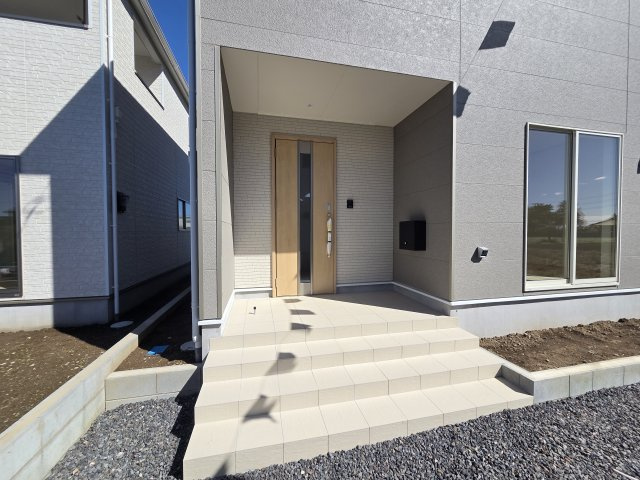 新築　太田市新田大根町第2　クレイドルガーデン　2号棟　の玄関|現地写真　TVモニター付きドアホンでセキュリティも安心です！
