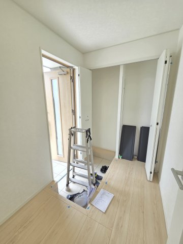 新築　太田市新田大根町第2　クレイドルガーデン　2号棟　の玄関|現地写真　３０足以上収納できる下駄箱、狭い玄関もスッキリ使用できます。							

