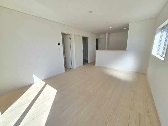 新築　太田市新田大根町第2　クレイドルガーデン　2号棟　の居間・リビング|現地写真　家族の会話が弾む対面キッチン。お子様の様子も確認できて安心ですね。							

　

